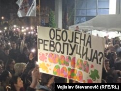 "ფერადი რევოლუცია"? მრავალფეროვანი ტყუილი". პროტესტი ბელგრადში სახელმწიფო ტელევიზიის მიერ დემონსტრაციების ცალმხრივი გაშუქების წინააღმდეგ