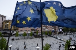 Flamujt e Bashkimit Evropian dhe Kosovës në sheshin e Prishtinës.