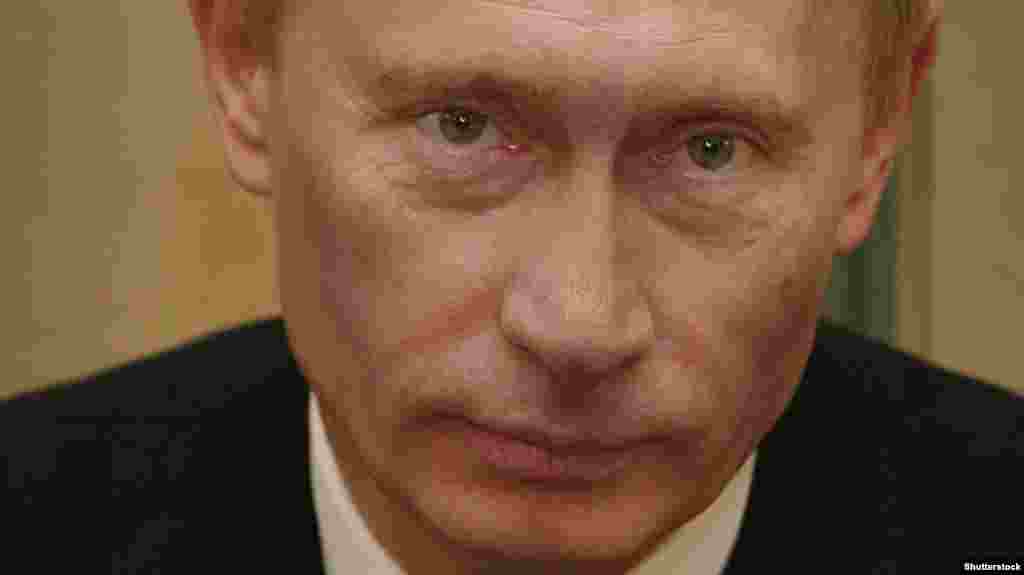 Владимир Путин во время визита в Болгарию. Январь 2008 года. В мае того же года по предложению Путина главой государства был избран бывший премьер Дмитрий Медведев. Сам Владимир Путин после двух президентских сроков подряд занял пост главы правительства, "поменявшись местами" с Медведевым. Как выяснилось, только на 4 года