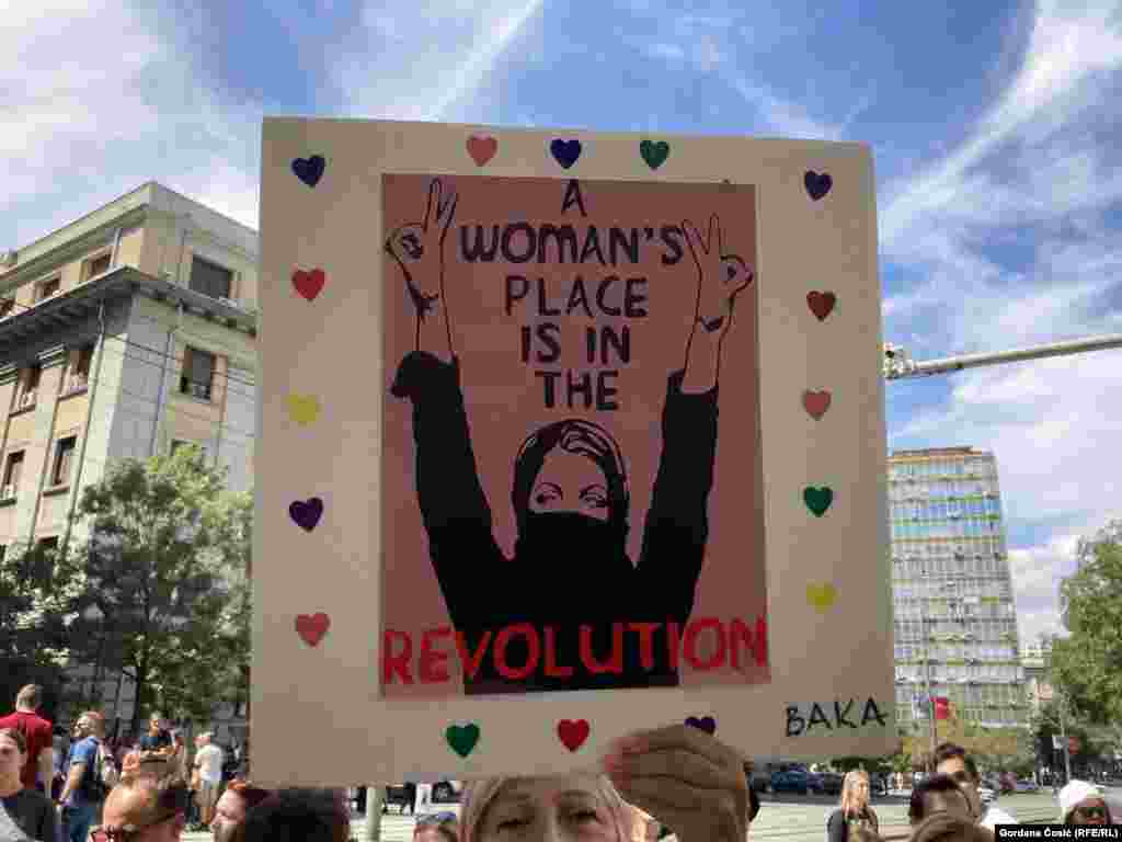 Transparent na protestu "Sve smo mi Nikolina" u Beogradu u znak podrške studentici Nikolini Sinđelić, 19. avgusta. Ona je optužila Marka Krička, komandanta Jedinice za zaštitu određenih ličnosti i objekata, za fizičko i seksualno zlostavljanje prilikom privođenja nakon protesta 14. avgusta u Beogradu, navodeći da ju je šamarao, udarao glavu o zid i prijetio silovanjem.