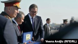 Vučić poklonio paradni bodež Šojguu