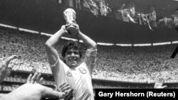 Диего Марадонанын лакап аты "алтын бала" болчу.