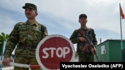 Кыргызские пограничники на границе с Таджикистаном. Архивное фото.