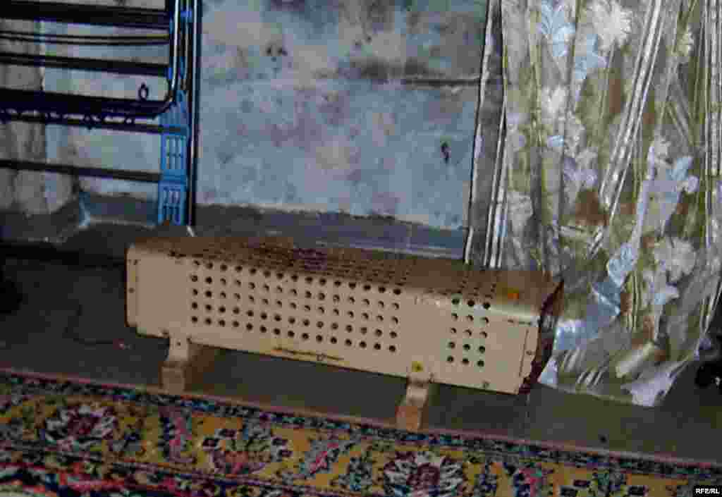 Жатақхана бөлмелерін осындай жабайы жылытқыштармен жылытпаса болмайды.  - Комнаты в этом общежитии обогреваются вот такими примитивными электрическими обогревателями. 