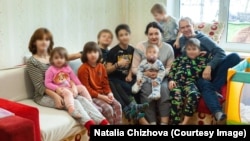 За даними Державної служби у справах дітей, станом на початок квітня 2025-го в Україні створено 484 сім’ї патронатних вихователів. У них влаштовано 991 дитину