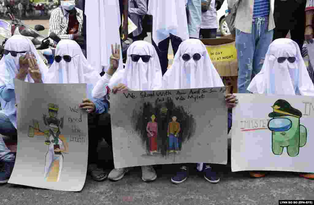 Manifestanții țin pancarte în timpul unui protest împotriva puciului. Yangon, Myanmar, 20 februarie 2021. (Foto: Lynn BO BO / EPA-EFE ) 