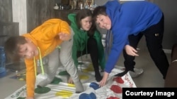 არტური და ჟენია მეგობართან ერთად