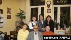 Шуҳрат Аббосов шогирдлар даврасида