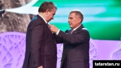 Рөстәм Миңнеханов (у) Рамил Хәйретдиновка Тукай бүләге тапшыра