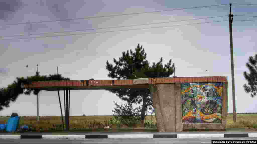 На зупинці села Лікарське &ndash; мозаїчне панно з трьома метеликами. Кажуть, що селище зобов'язане назвою лавандовим полям, що квітнуть тут щороку у червні-липні