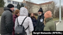 Їржі збирає групу подалі від центру міста та сотень селфіпалиць