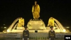 Cолдаты стоят на страже перед статуей Сапармурата Ниязова. Монумент независимости в Ашгабате. 1 ноября 2001 года.