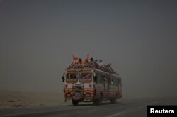 په بلوچستان کې یو بس هندو زایرین لېږدوي - انځور له ارشیفه.