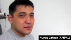 Кір жуу машинасының шебері Мұрат Адамбаев. Алматы, 15 ақпан 2012 жыл.  