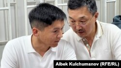 Жоомарт Карабаев (солдо) адвокаты Акынбек Ногоев менен, 27-май, 2025-жыл.