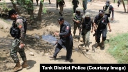 پوځيان او پولیس په ټانک کې د څارنې ګزمې کوي - انځور له ارشیفه