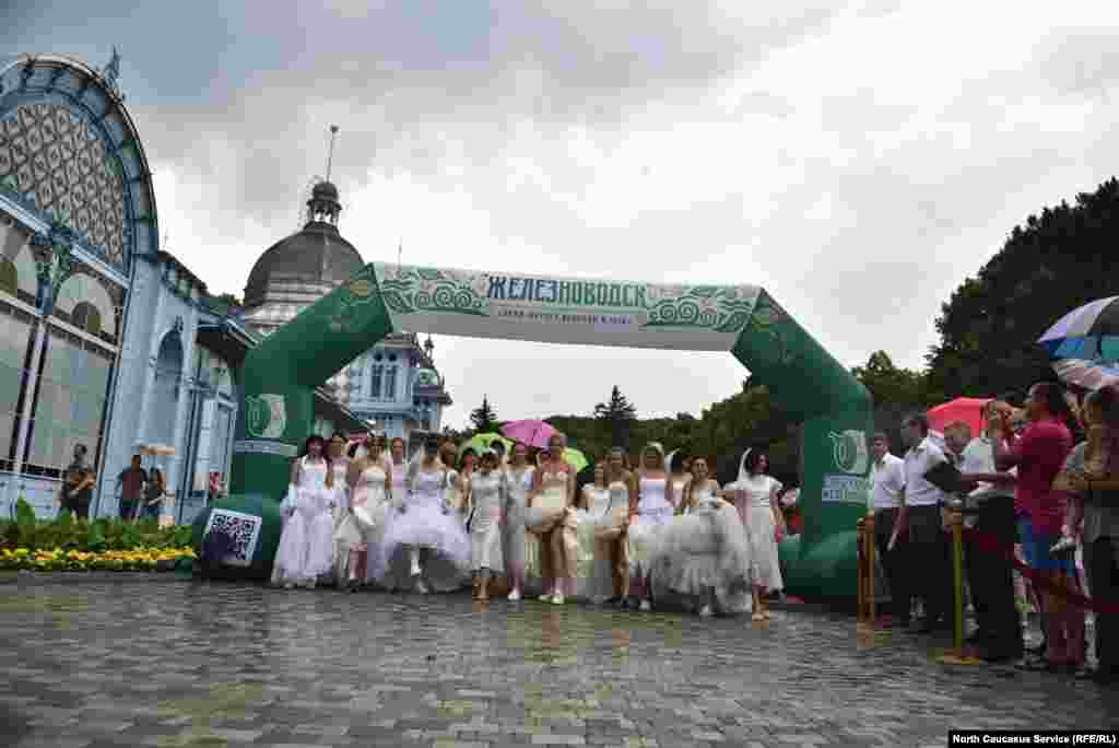 В городе Железноводске Ставропольского края 6 июля состоялся "Забег невест".