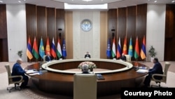 ҰҚШҰ саммитіне жиналған Беларусь, Қазақстан, Қырғызстан, Ресей және Тәжікстан президенттері. Бішкек, 26 қараша, 2025 жыл