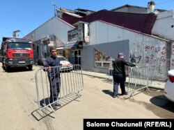 დაცვის სამსახურმა დამწვარი ბაზრის შიდა ტერიტორიაზე სპეციალური ტექნიკა შეუშვა და ახლა დამცავი ჯებირების კედელს აწყობს.