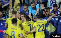Lojtarë të Kosovës festojnë me tifozë pas golit të dytë në fitoren 3:0 kundër Bullgarisë në kualifikime për EURO 2020.