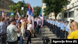 Pristalice Milana Milićevića i dvojice odbornika ispred suda u Banjaluci 11. juna 2025.