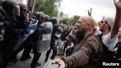 Spanish police confront people outside a polling station for the banned independence referendum in Tarragona, Spain, on October 1.