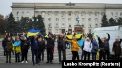 У центрі Херсона біля будівлі облдержадміністрації люди радіють звільненню міста від російської окупації та втечі російської армії. Херсон, 12 листопада 2022 року