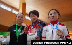 46 килограмм салмактагы алтын, күмүш жана коло байге ээлери.