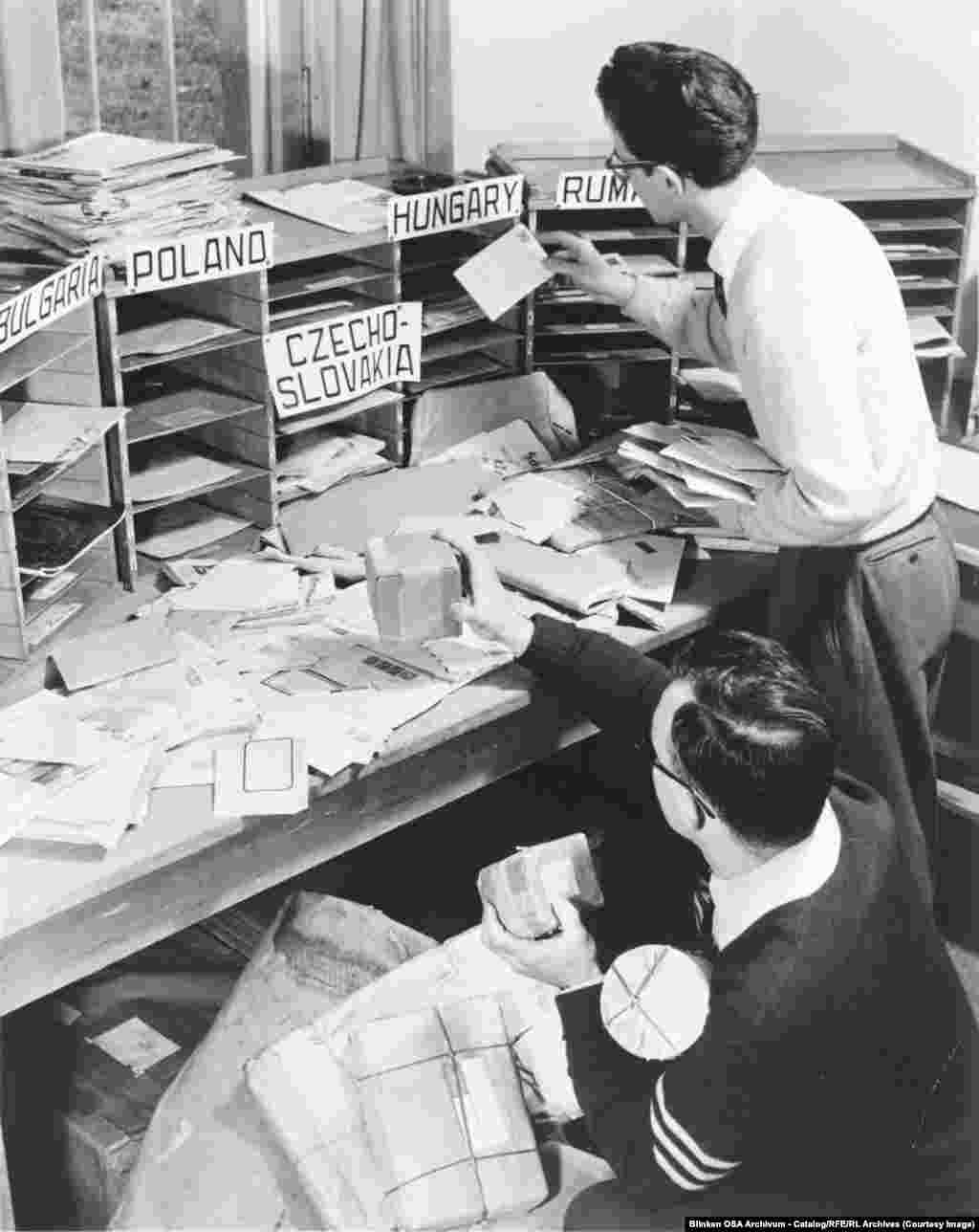 Сотрудники Радио Свободная Европа (РСЕ) в мюнхенской штаб-квартире разбирают почту, полученную из стран вещания.Целью создания РСЕ было «сохранить дух свободы в сердцах и умах людей», живущих при коммунизме в Восточной Европе