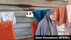 Ganimete Arifi duke folur për Radion Evropa e Lirë nga ambientet e shtëpisë së saj.