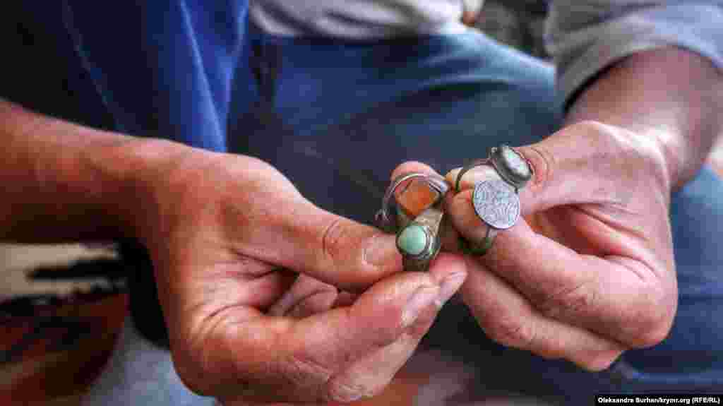 Ібраїм Ібрагімов розповідає, що поміняв ці п'ять старовинних перснів на шпильку, а пізніше вона повернулася до нього знову