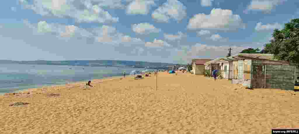 В пик курортного сезона отдыхающих на пляже немного