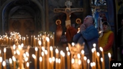 Украина, Киев. Чиркөөдө сыйыныа жаткан жаран. 20-апрель, 2025-жыл 