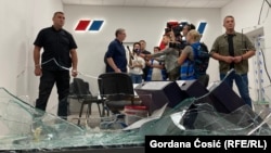 Predsednik Srbije Aleksandar Vučić u razgovoru sa novinarima u prostorijma vladajuće stranke koje su razbijene tokom antivladinog protesta, 18. avgust 2025. 