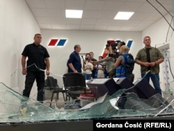 Президент Сербії Александар Вучич спілкується з пресою у зруйнованому приміщенні правлячої Сербської прогресивної партії 18 серпня 2025 року