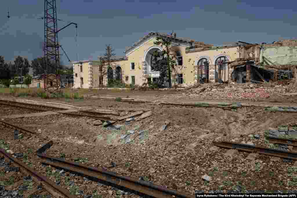 Разрушенная железнодорожная станция в прифронтовом городе Константиновка на востоке Украины, 30 июля.5 октября премьер-министр Украины Юлия Свириденко призвала усилить противовоздушную оборону в ответ на атаки на её железные дороги