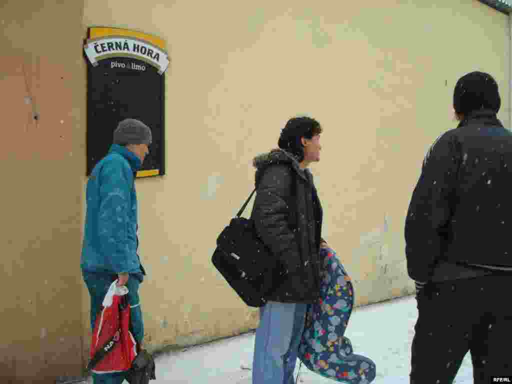 Казахские беженцы стоят перед общежитием, где они нашли приют. Брно, 1 февраля 2009 года.  - Казахские беженцы стоят перед общежитием, где они нашли приют. Брно, 1 февраля 2009 года. 