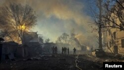 Salvatori ucraineni la locul unui atac cu rachete rusești din regiunea Harkov, Ucraina - 7 martie 2025.