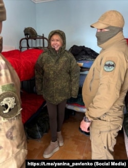 Глава российской администрации Ялты Янина Павленко с российскими военнослужащими, февраль 2025 года
