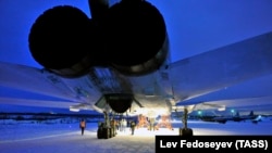 Российский бомбардировщик Ту-22М3 на авиабазе «Оленья» в Мурманской области РФ. 2017 год