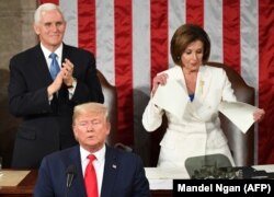 Лютий 2020 року, Ненсі Пелосі розриває папери з промовою Дональда Трампа