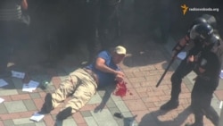 Вибухи під стінами Ради. Мітингувальники кидали в правоохоронців шашки та гранати