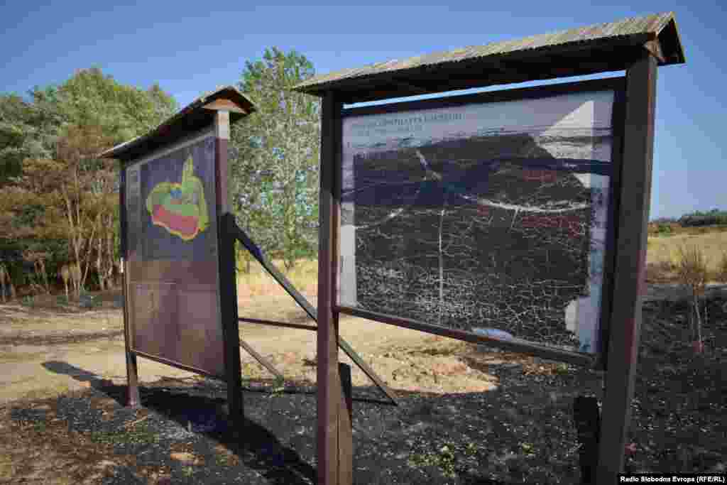 Таблите пред природниот резерват Езерани оштетни од пожарот кој пред неколку дена го зафати преспанското крајбрежје