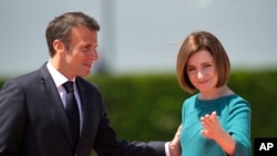 Президент Франції Емманюель Макрон і його молдовська колега Мая Санду, архівне фото