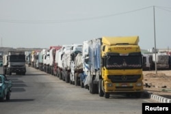 În imagine, campioane cu ajutoare așteaptă la granița Raffah dintre Egipt și Fâșia Gaza, în contextul acordului de încetare a focului, duminică, 19 ianuarie.