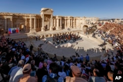 გერგიევი კონცერტს მართავს პალმირაში, ძველი ქალაქის ნანგრევებზე. სირია. 2016 წლის მაისი