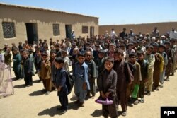 په پښین کې افغان کډوال ماشومان په ښوونځي کې د سهارنۍ اسمبلۍ یا غونډې پر مهال - انځور له ارشیفه