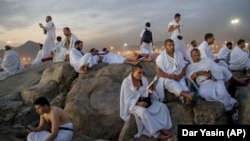 Ажылык амалдардын аткарып жүргөн мусулмандар.