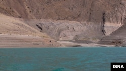 وضعیت مخزن سد امیرکبیر در ایران؛ اختلاف سطح آب با سال‌های گذشته در تصویر قابل مشاهده است.