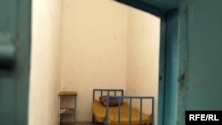 Түрменің тілдесуге арналған терезесі. Көрнекі сурет.  